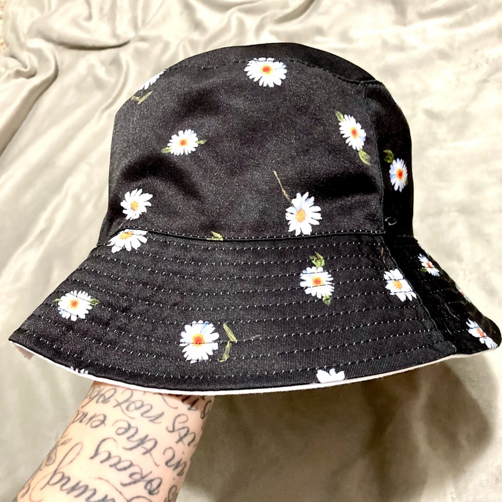 AO X FABFITFUN REVERSIBLE BUCKET HAT